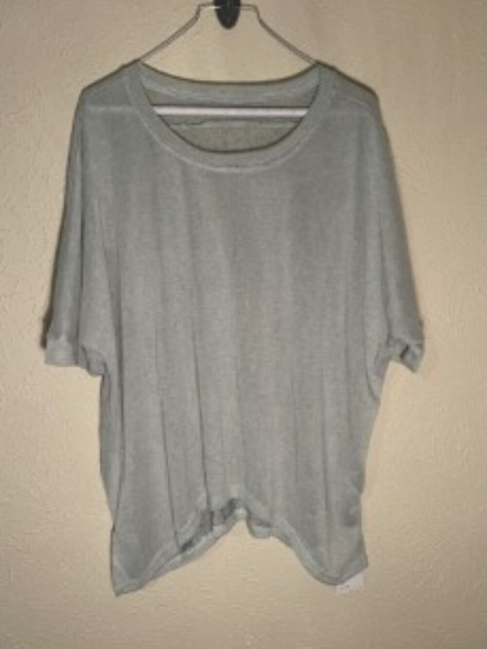 Halara NWT Pale Green Asymmetric Hem Oversize Casual Tee, Size Small